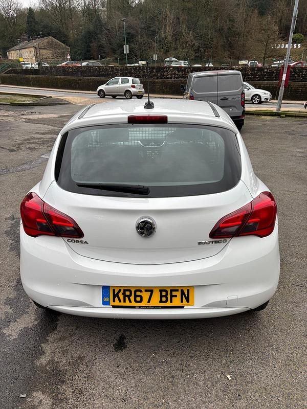 Used Vauxhall Corsa 95 HP (69 kW) 2017 White Hatchback
