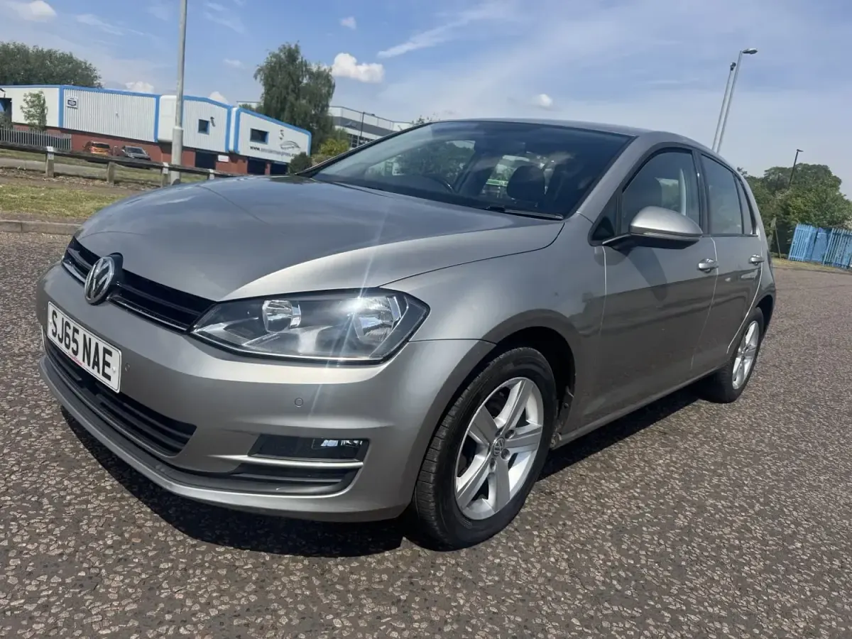 Usado VW Golf VII Match 110 HP (80 kW) 2015 Prateado Citadino