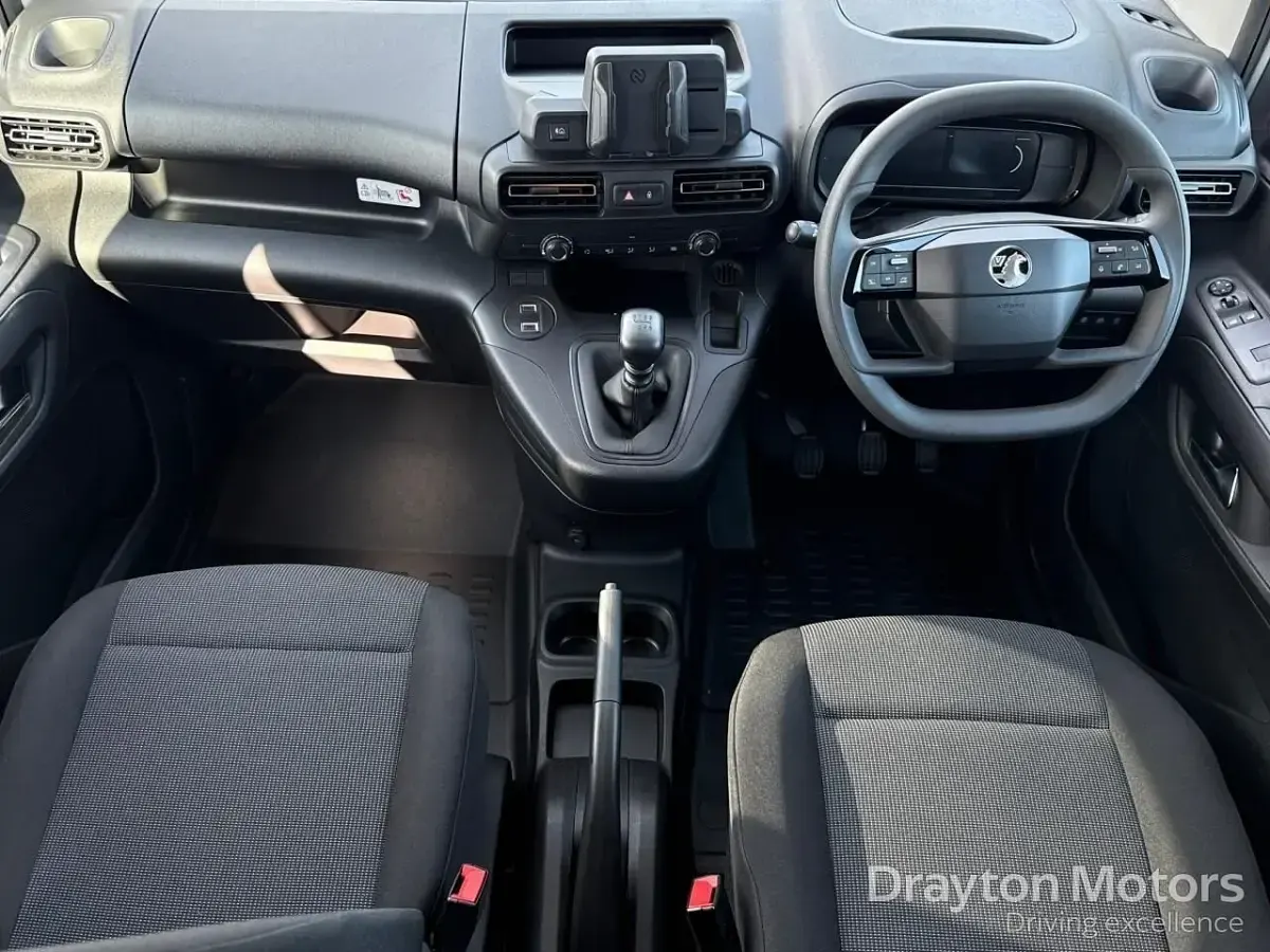 Nouă Vauxhall Combo 100 CP (73 kW) 2026 Argintiu Monovolum