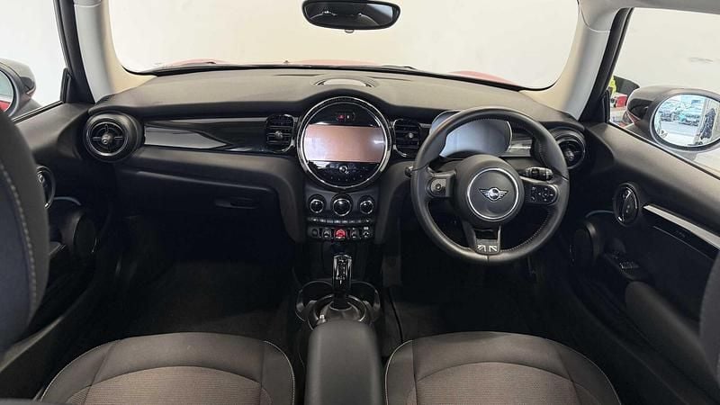 Używany Mini Cooper Classic 134 KM (98 kW) 2023 Czerwony Hatchback