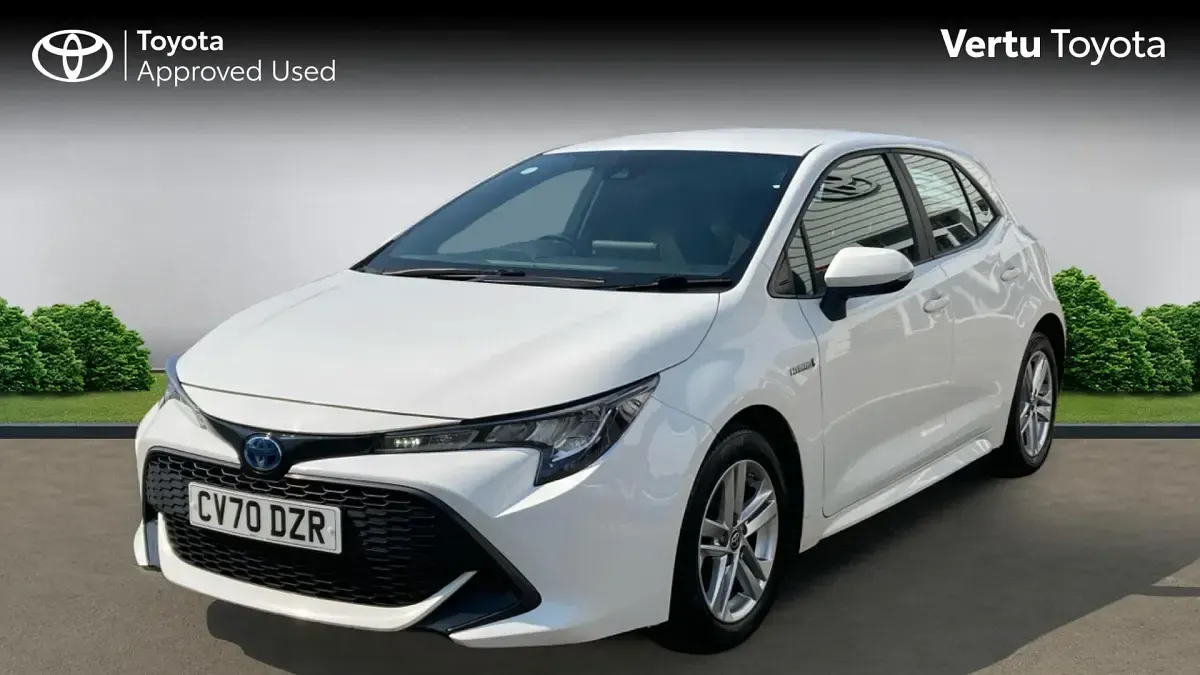 Used Toyota Corolla 122 HP (89 kW) 2020 Pure white (solid paint) Hatchback