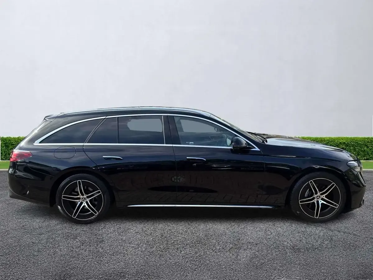 Usado Mercedes E300 AMG Line Premium 313 HP (230 kW) 2024 Preto Carrinha