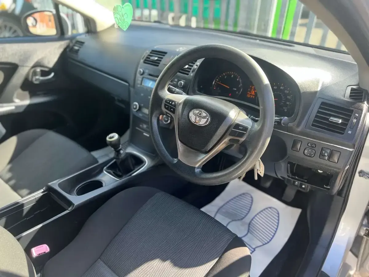 Usado Toyota Avensis T2 2009 Plateado Familiar