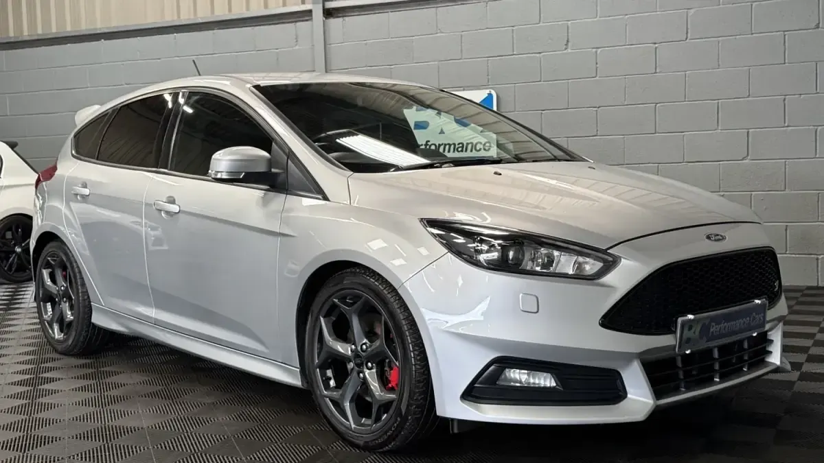Usado Ford Focus ST 250 HP (183 kW) 2017 Prateado Citadino