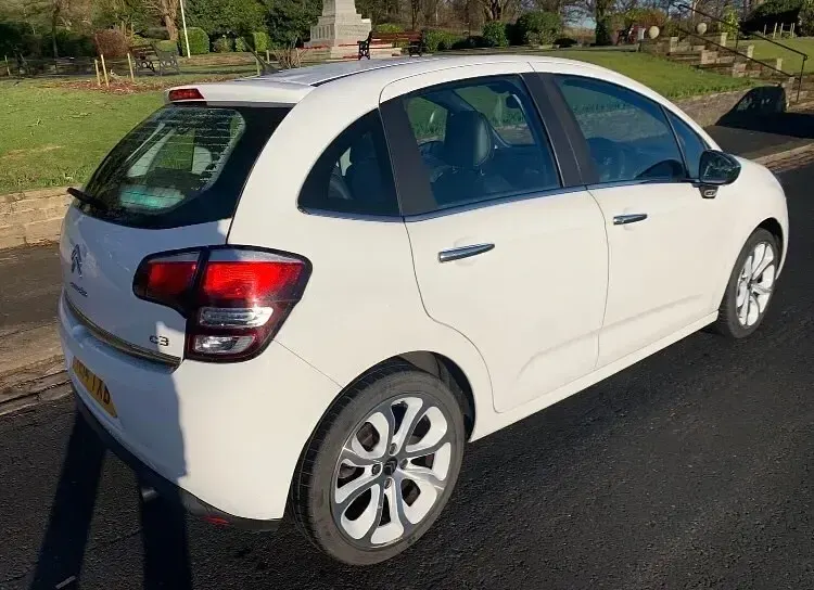 Used Citroën C3 SELECTION 90 HP (66 kW) 2014 White Hatchback
