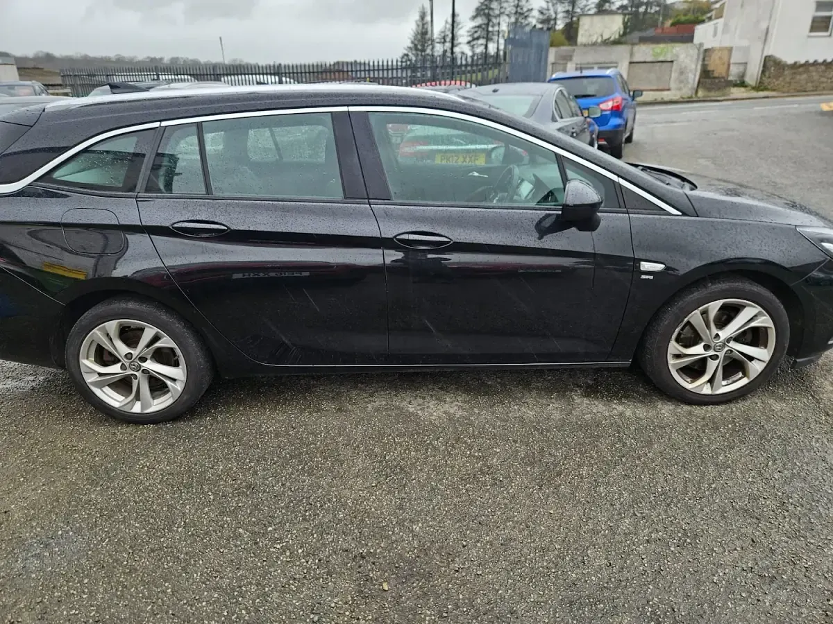 Used Vauxhall Astra SRi 136 HP (100 kW) 2018 Black Estate