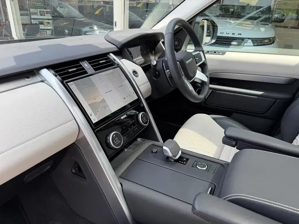 Used Land Rover Discovery 5 SE Dynamic 2024 Black SUV