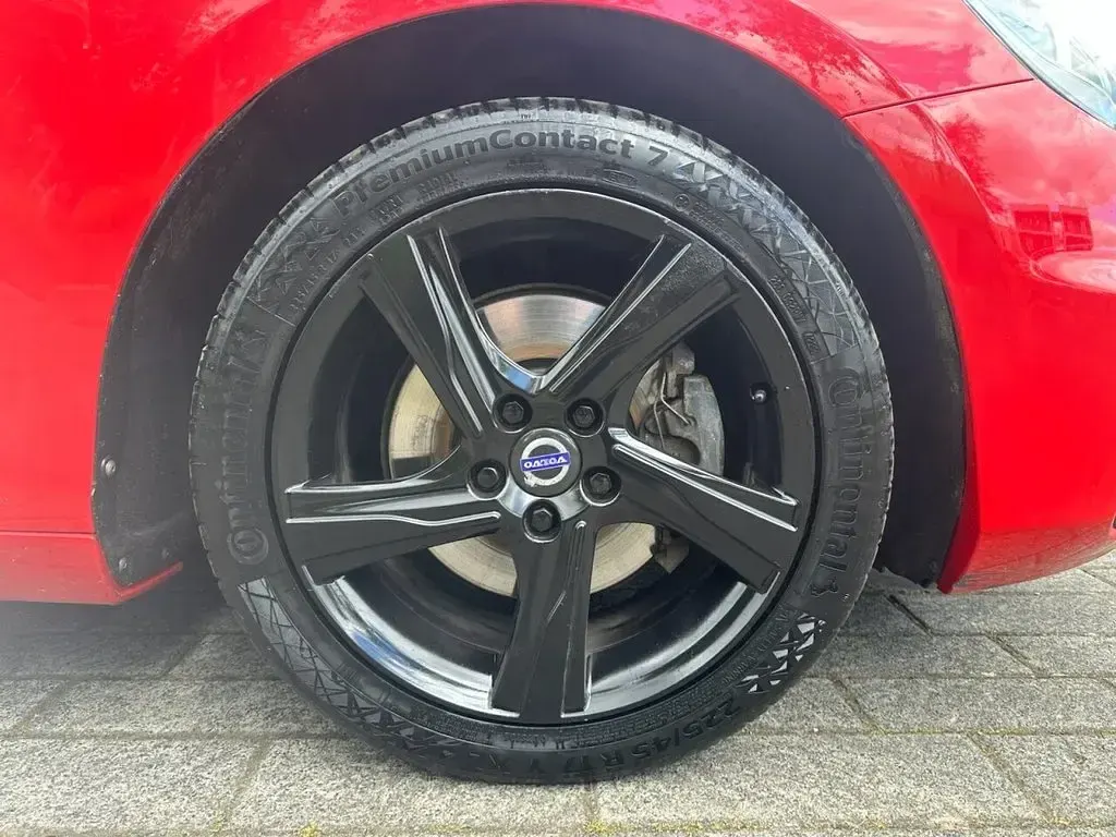 Used Volvo V40 R-Design 120 HP (88 kW) 2015 Red Hatchback