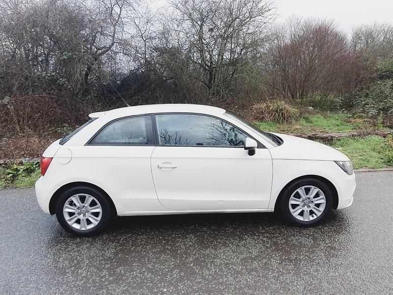 Used Audi A1 86 HP (63 kW) 2011 White Hatchback