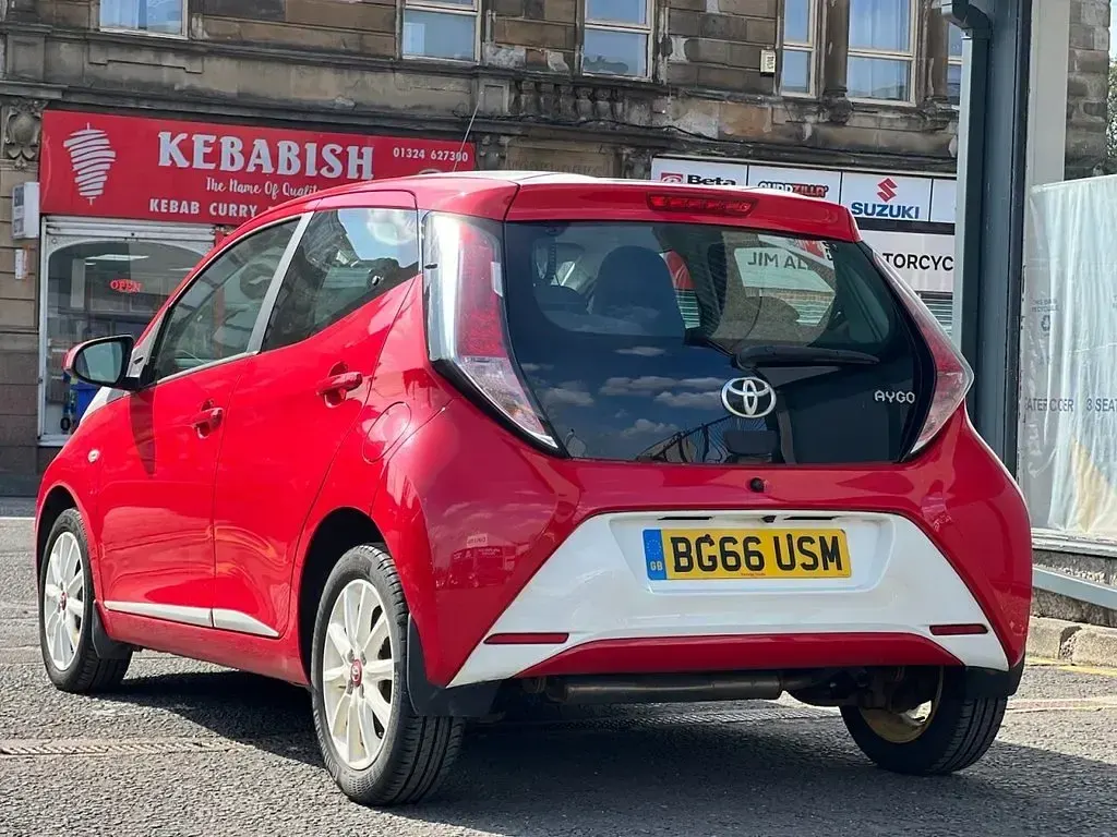 Used Toyota Aygo x-press 69 HP (50 kW) 2016 Red Hatchback
