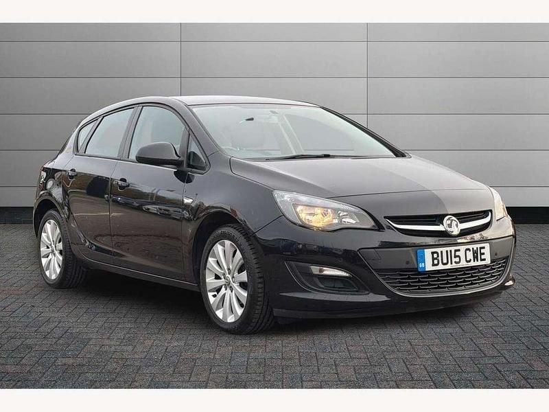 Black Used 2015 Vauxhall Astra Design Edition Hatchback | £4,750 (Good price) - Image 1/2