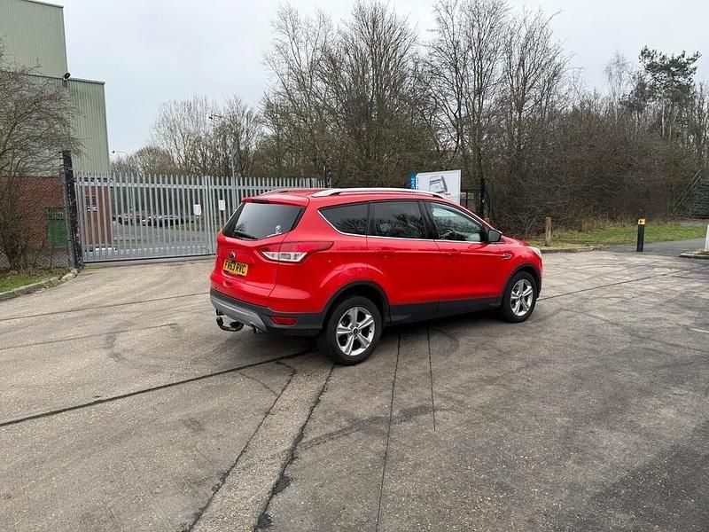 Usado Ford Kuga Zetec 140 HP (102 kW) 2014 Vermelho SUV