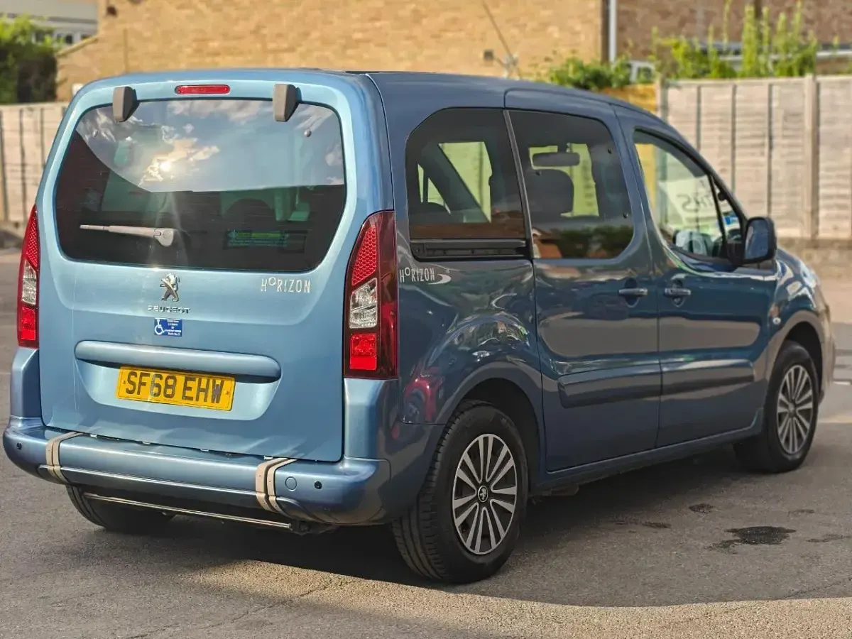 Used Peugeot TePee Allure 98 HP (72 kW) 2018 Blue MPV
