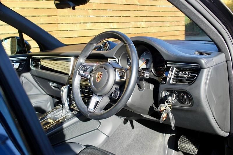 Used Porsche Macan 354 HP (260 kW) 2021 Black SUV