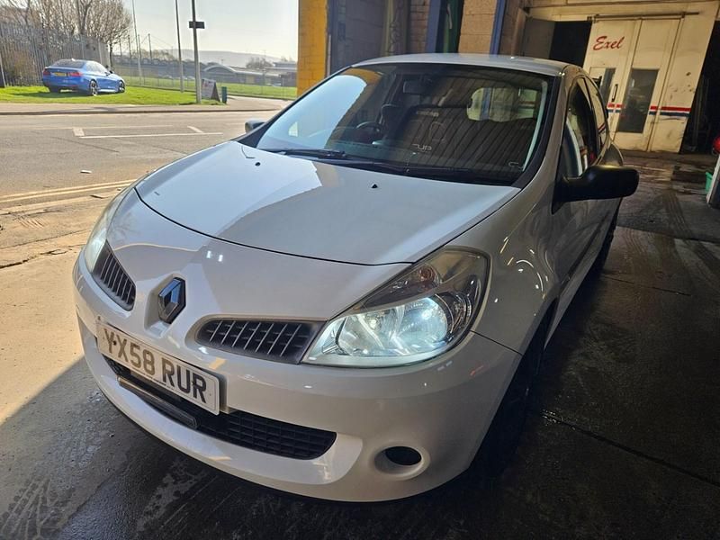 Used Renault Clio II 197 HP (144 kW) 2008 White Hatchback
