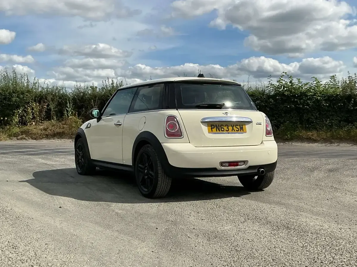 Used Mini ONE Hatch 98 HP (72 kW) 2013 White Hatchback