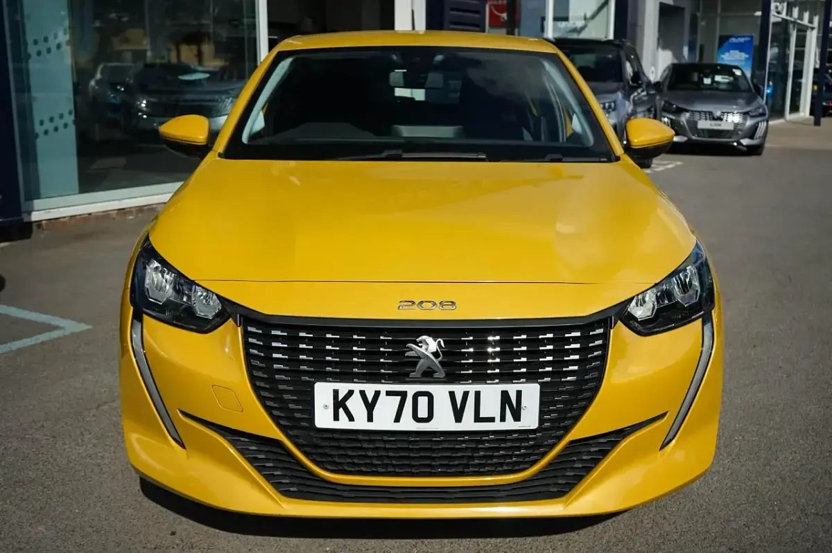Used Peugeot 208 Active 99 HP (72 kW) 2020 Yellow Hatchback