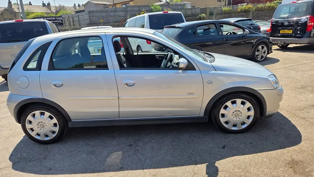 Used Vauxhall Corsa Design Edition 89 HP (65 kW) 2005 Silver Hatchback