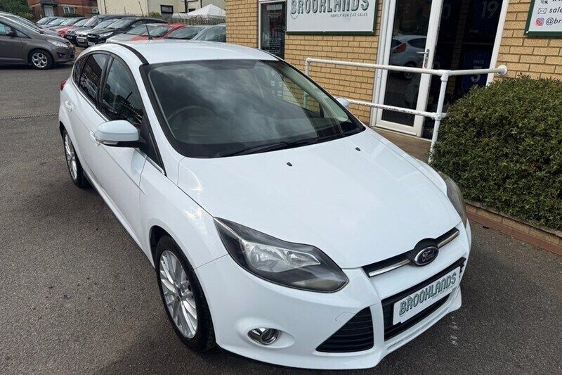 Frozen white Used 2011 Ford Focus Zetec Hatchback | £4,495 (Fair price) - Image 1/1