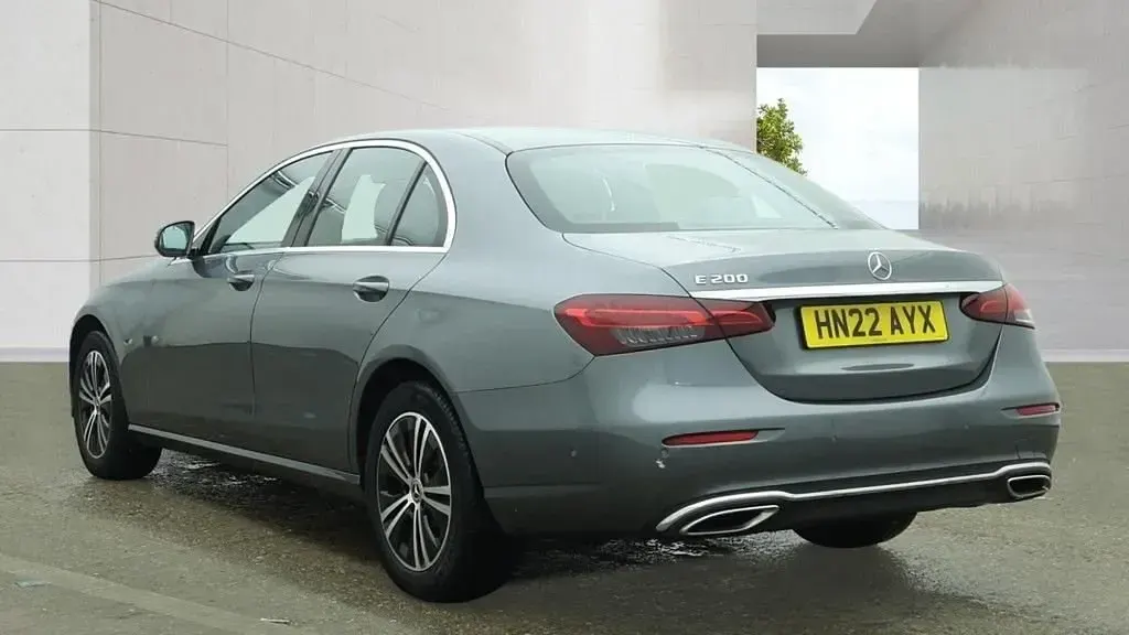 Usado Mercedes E200 211 CV (155 kW) 2022 Gris Berlina