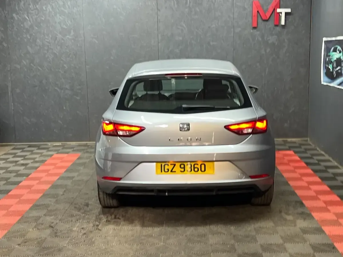Used Seat Leon SE Technology 110 HP (80 kW) 2018 Silver Hatchback