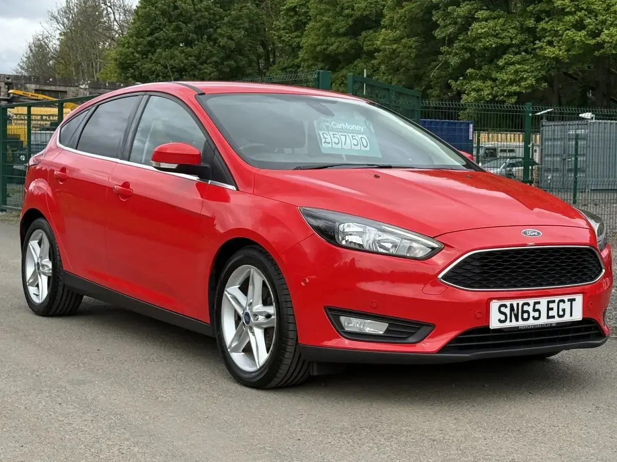 Used Ford Focus Zetec 125 HP (91 kW) 2015 Red Hatchback