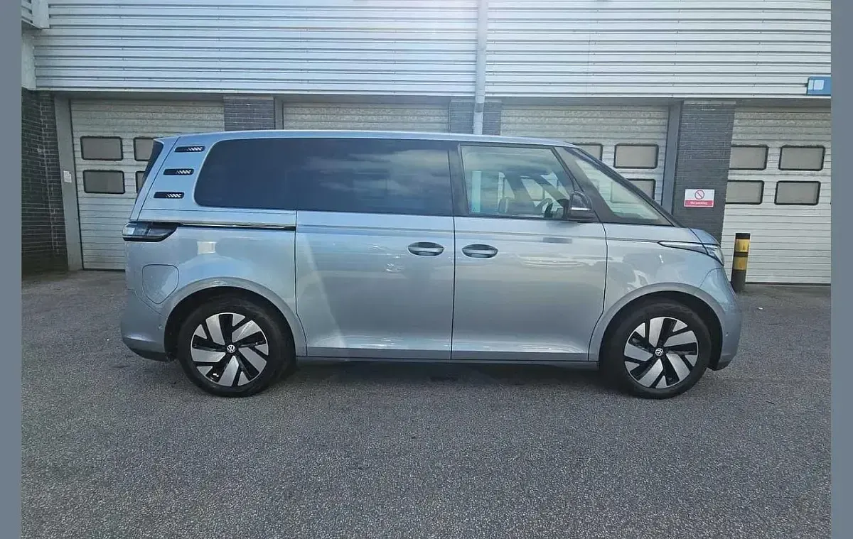 Usado VW ID. Buzz Pro 147 kW (200 HP) 2023 Prateado Monovolume