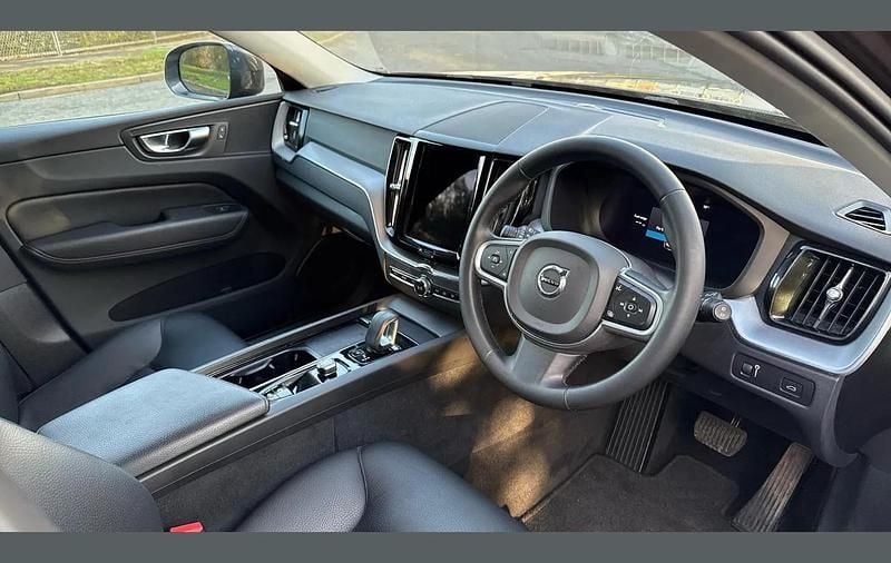 Used Volvo XC60 Momentum 247 HP (181 kW) 2022 Grey SUV