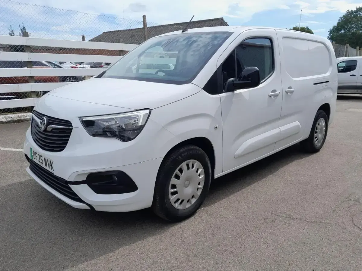 Used Vauxhall Combo 98 kW (134 HP) 2025 White MPV
