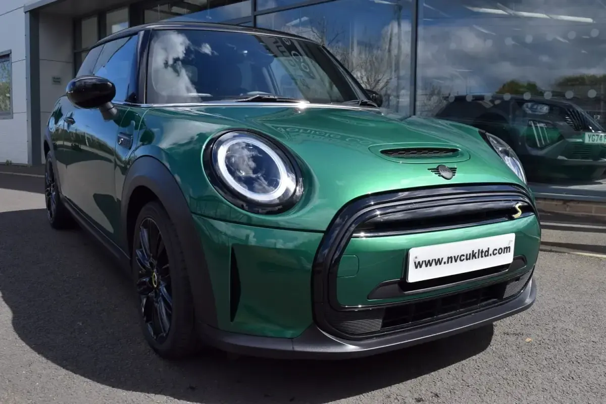 Begagnad Mini Cooper S Hatch 135 kW (184 HK) 2023 Grön Halvkombi