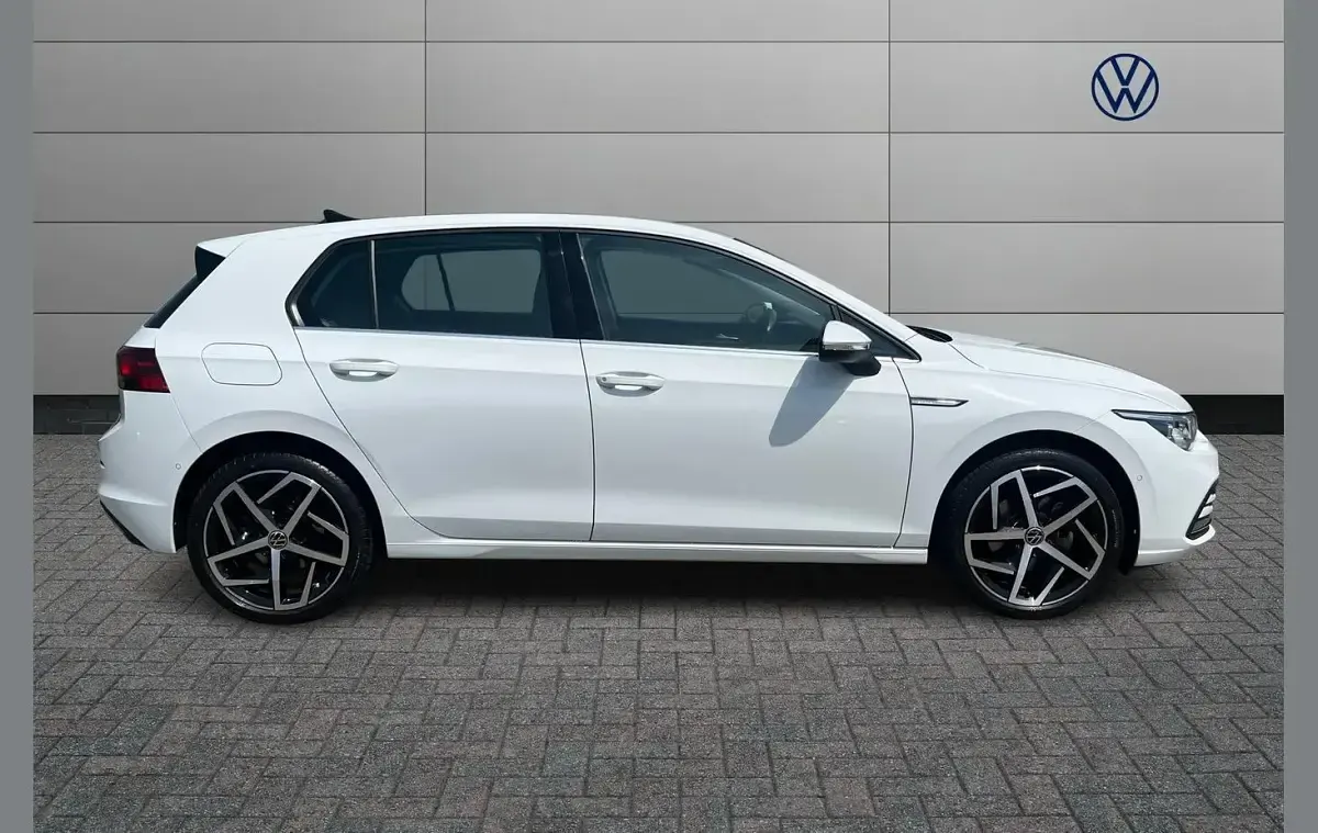 Used VW Golf VIII Style 128 HP (94 kW) 2023 White Hatchback