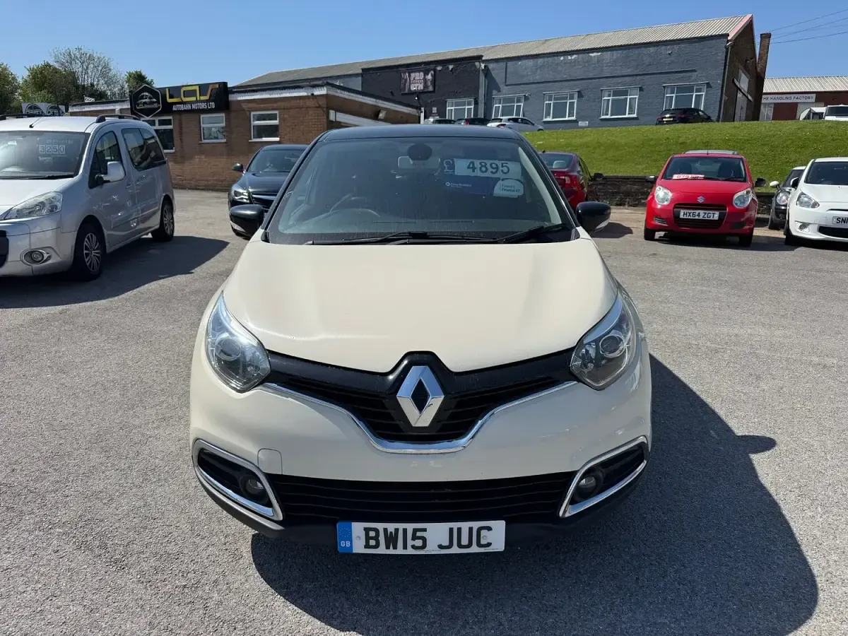 Used Renault Captur Dynamique 90 HP (66 kW) 2015 White SUV