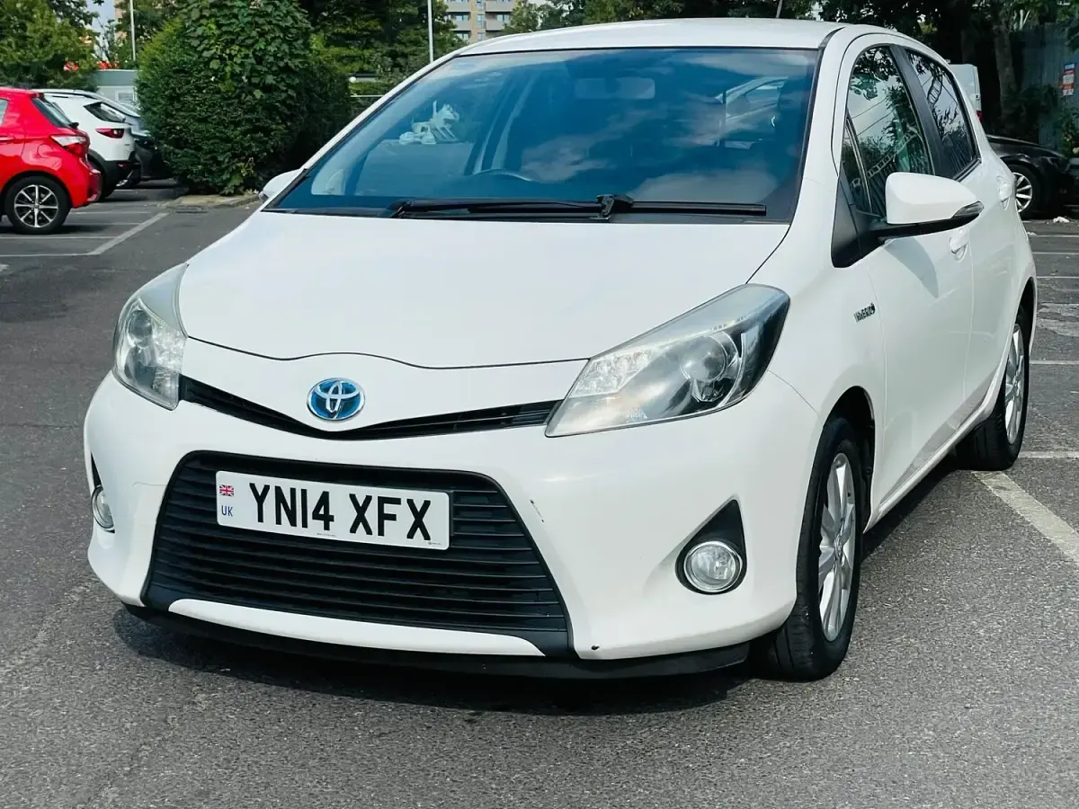 Used Toyota Yaris Plus 100 HP (73 kW) 2014 White Hatchback