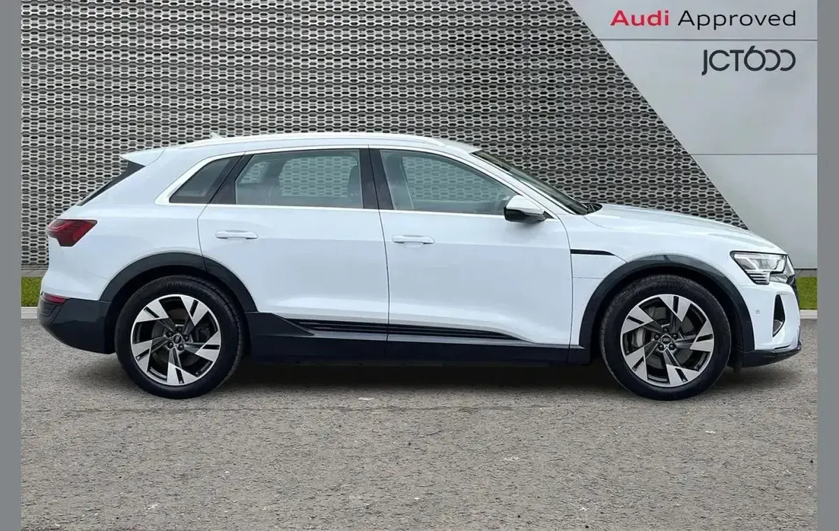 Begagnad Audi Q8 e-tron Sport 250 kW (340 HK) 2023 Vit SUV