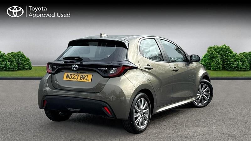 Used Toyota Yaris Hybrid 116 HP (85 kW) 2023 Titan bronze Hatchback