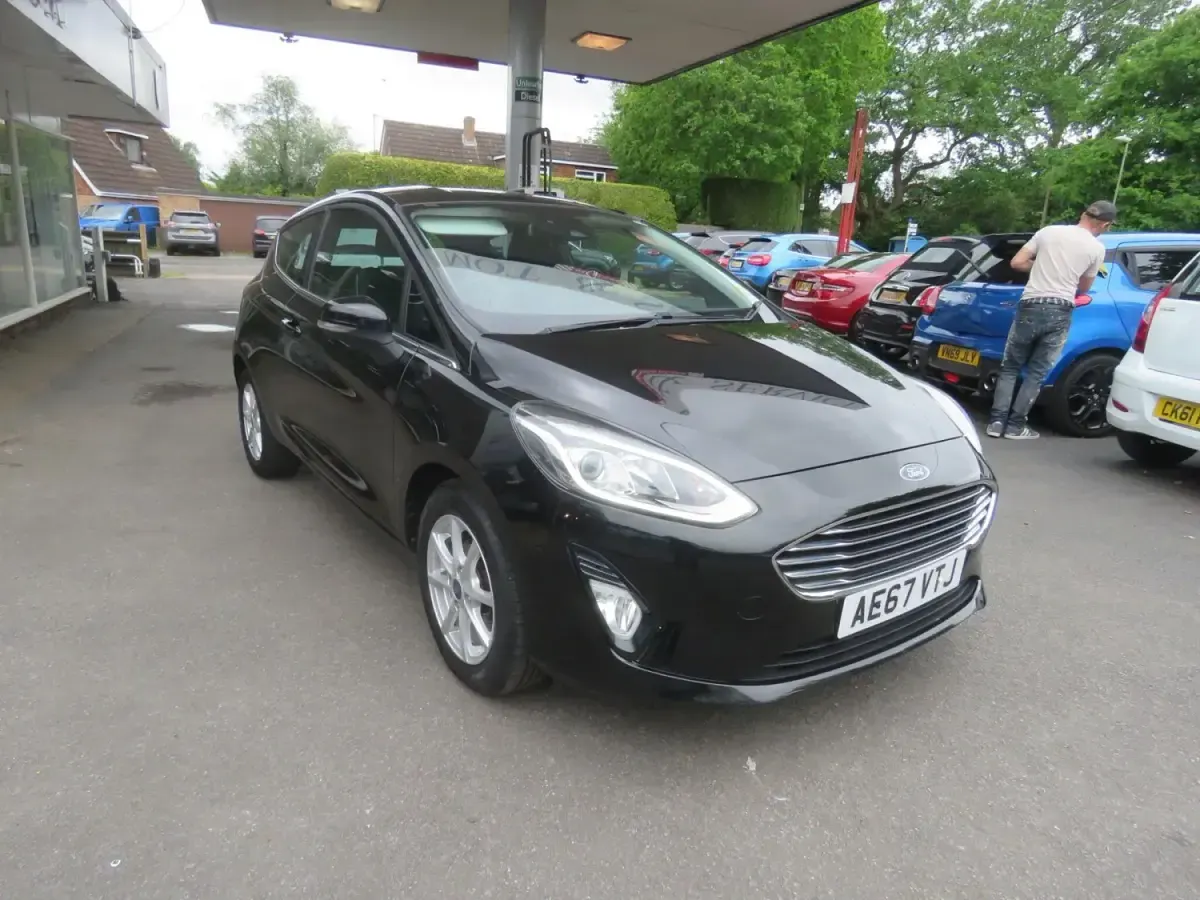 Second-hand Ford Fiesta Zetec 70 CP (51 kW) 2017 Negru Hatchback