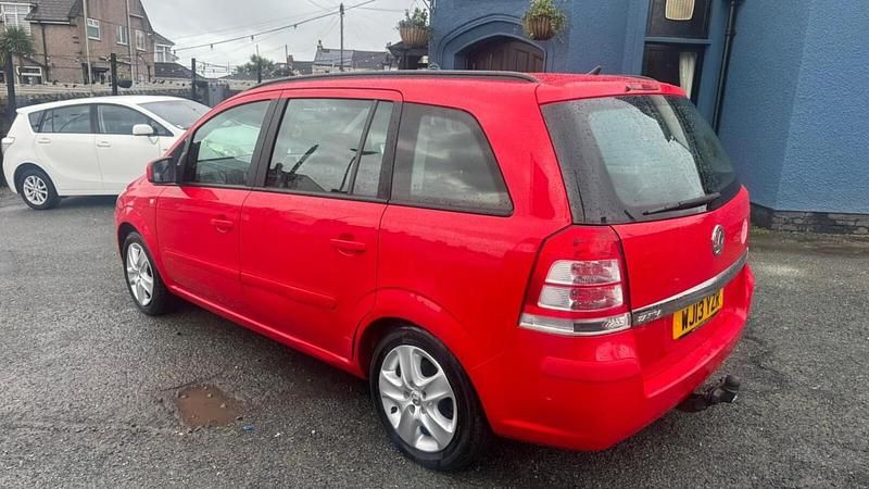 Used Vauxhall Zafira 115 HP (84 kW) 2013 Red MPV