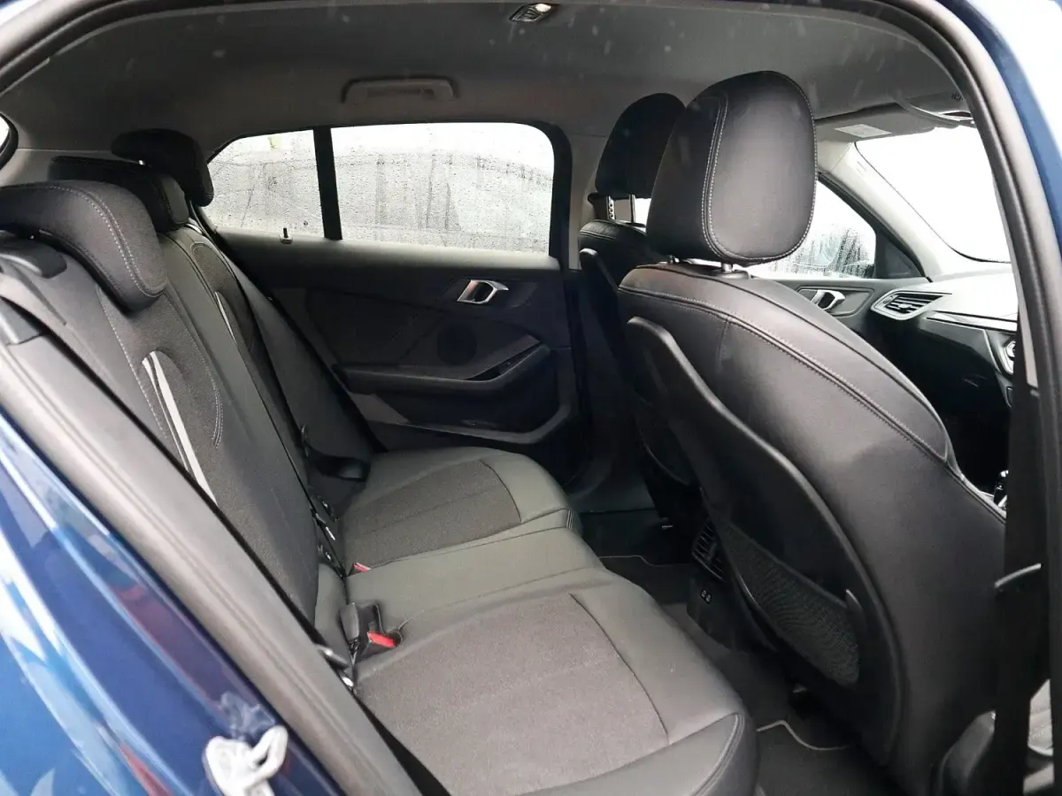 Second-hand BMW 118 Sport Line 2024 Albastru Hatchback