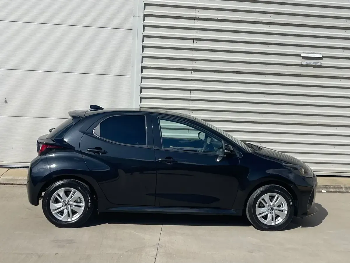 Ny Mazda 2 Center-Line 116 HK (85 kW) 2025 Svart Halvkombi