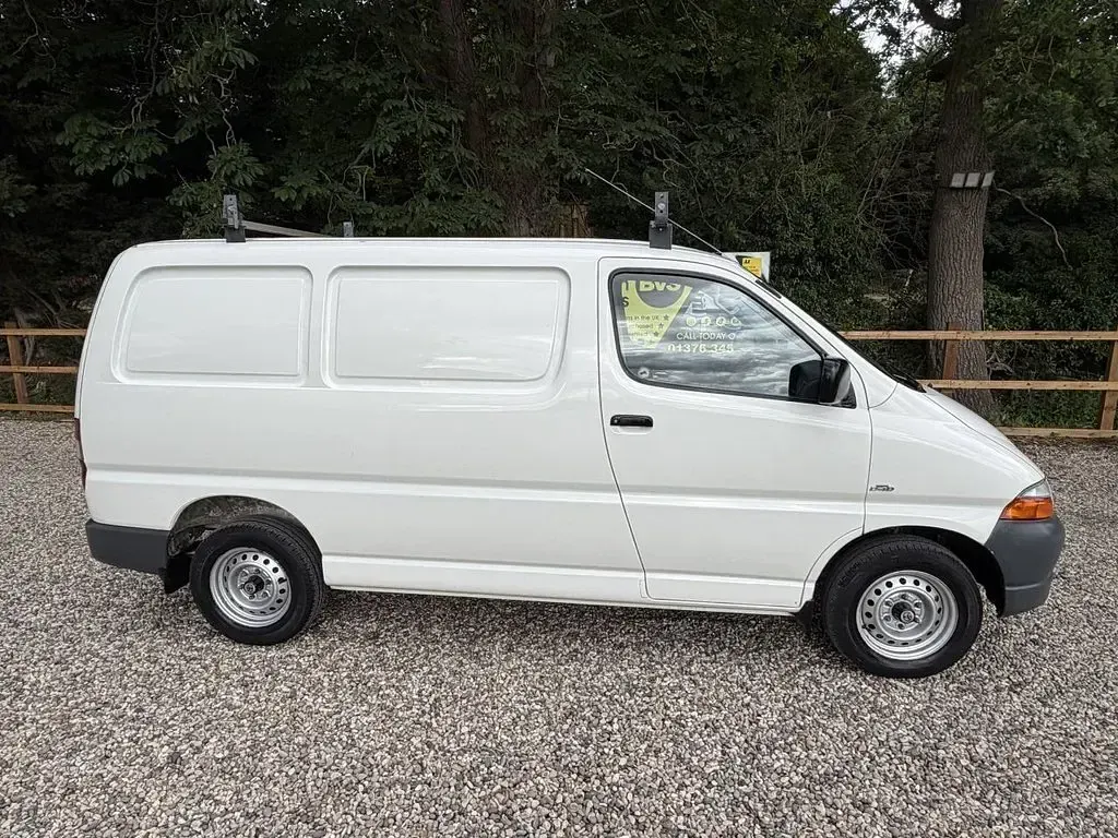 Used Toyota HiAce 109 HP (80 kW) 2004 White Van