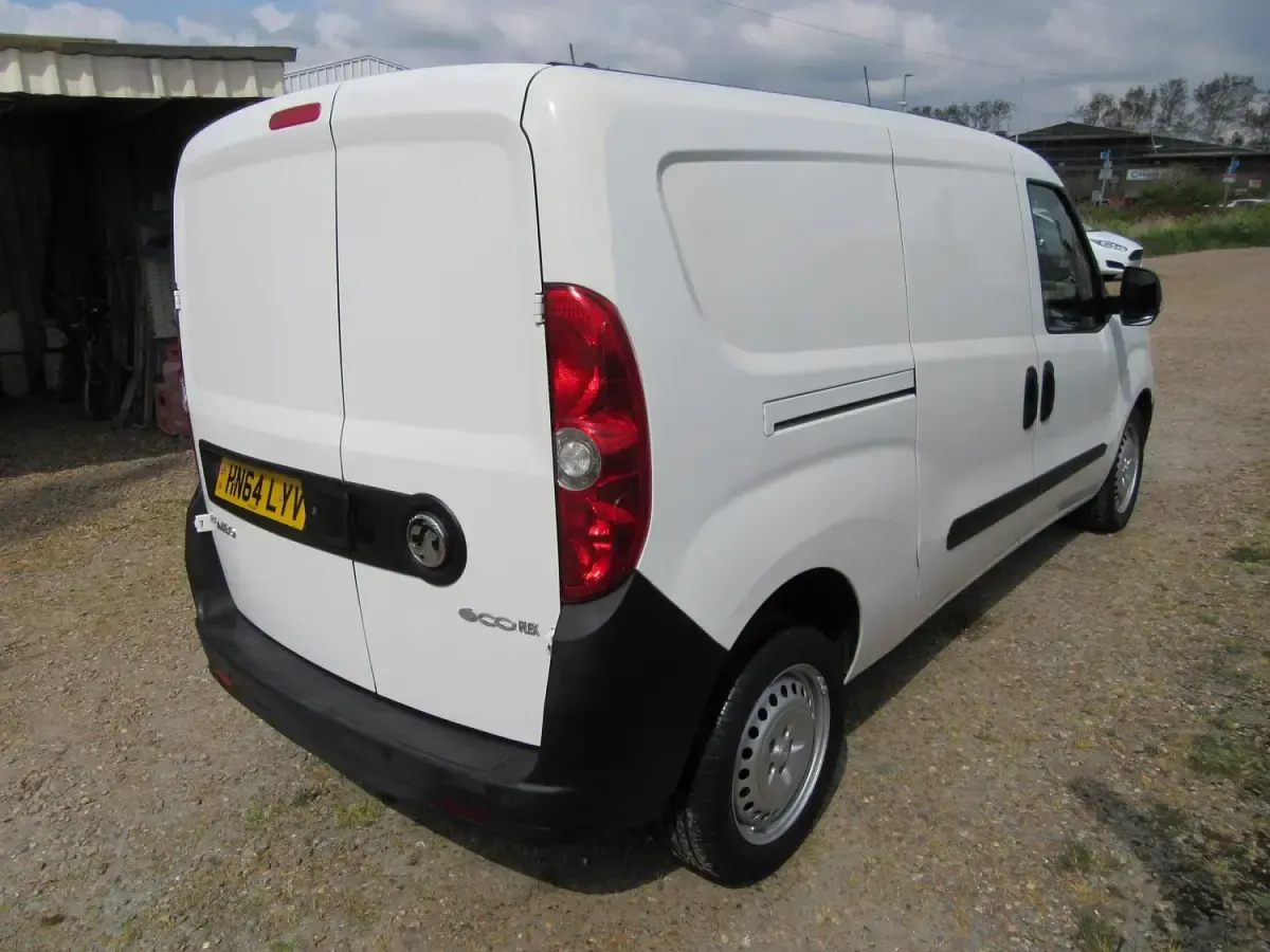 Second-hand Vauxhall Combo 105 CP (77 kW) 2014 Alb Monovolum