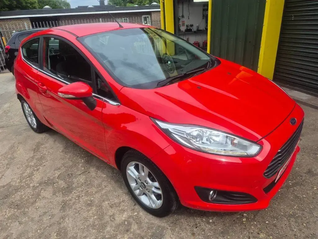 Used Ford Fiesta Zetec 82 HP (60 kW) 2015 Red Hatchback