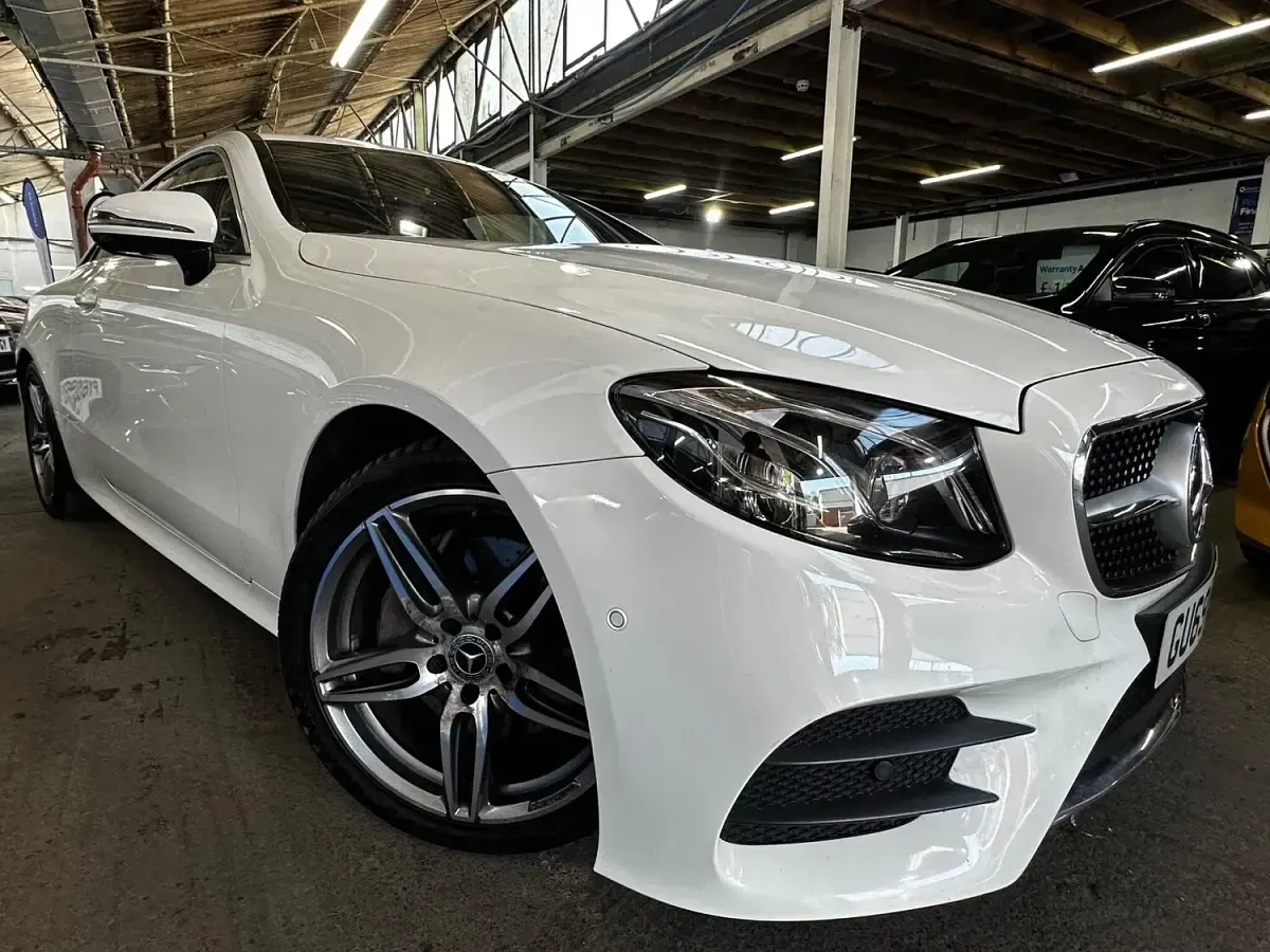 Begagnad Mercedes E220 AMG line 194 HK (142 kW) 2019 Vit Sportkupé