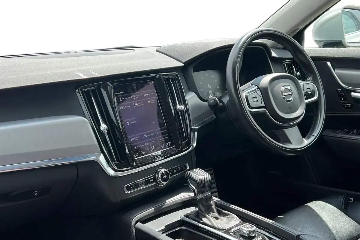 Used Volvo S90 Momentum 190 HP (139 kW) 2017 Silver Sedan