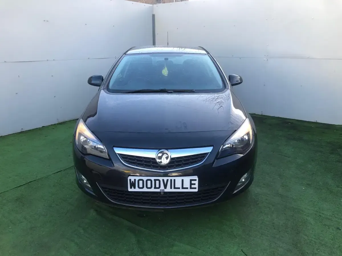 Begagnad Vauxhall Astra SRi 113 HK (83 kW) 2012 Svart Halvkombi