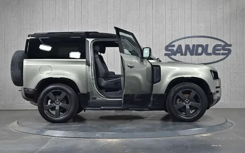 Used Land Rover Defender HSE Dynamic 250 HP (183 kW) 2023 Green SUV