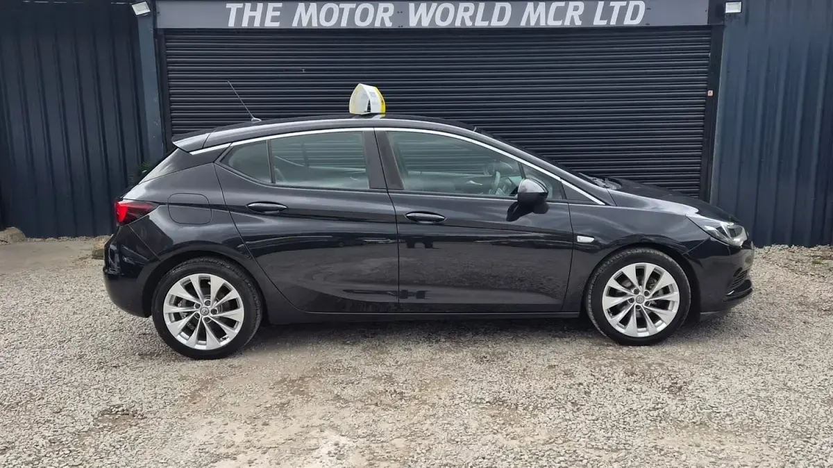 Used Vauxhall Astra Design Edition 123 HP (90 kW) 2016 Black Hatchback