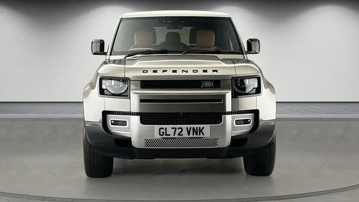 Used Land Rover Defender HSE 250 HP (183 kW) 2022 Silicon silver SUV