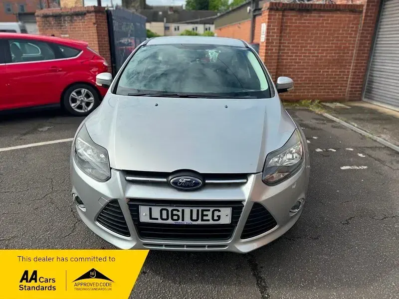 Used Ford Focus Zetec 125 HP (91 kW) 2012 Silver Hatchback