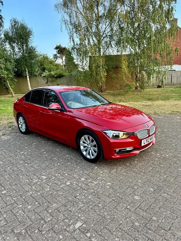 Begagnad BMW 320 Executive 184 HK (135 kW) 2012 Röd Sedan